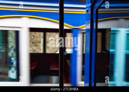 Tram blu nostalgico durante il viaggio, Tramvia Blau, Barcellona, Spagna Foto Stock