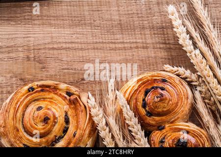 Involtini di uva passa dolce alle orecchie di grano dorato su tavola di legno di legno di legno di ovino concetto di cibo e bevande Foto Stock