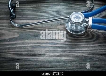 Auscultatore medico su tavola di legno Foto Stock