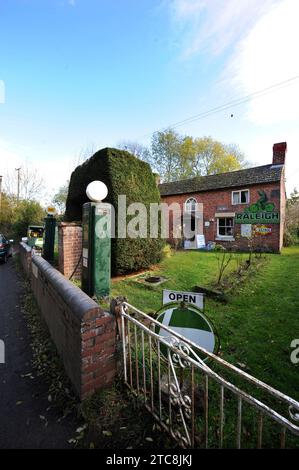 Una vecchia stazione di servizio indipendente a Turnastone, Herefordshire, Regno Unito Foto Stock