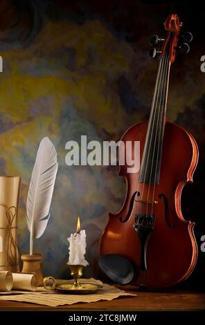 Composizione di violino e oggetti antichi Foto Stock