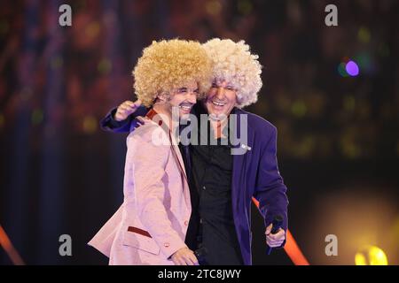 Moderatore Florian Silbereisen GER und Saenger Bernhard Brink GER mit blondr Peruecke - ARD Liveshow Schlagerchampions - Das große Fest der Besten aus dem Velodrom a Berlino - Fotografiert AM 07.01.2017 *** il presentatore Florian Silbereisen GER e il cantante Bernhard Brink GER con la parrucca bionda ARD Liveshow Schlagerchampions Das große Fest der Besten dal Velodrom di Berlino fotografato il 07 01 2017 Pressebuero Schroedter Credit: Imago/Alamy Live News Foto Stock