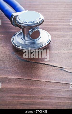 Testa dello stetoscopio su concetto medico di bordo in legno vintage Foto Stock