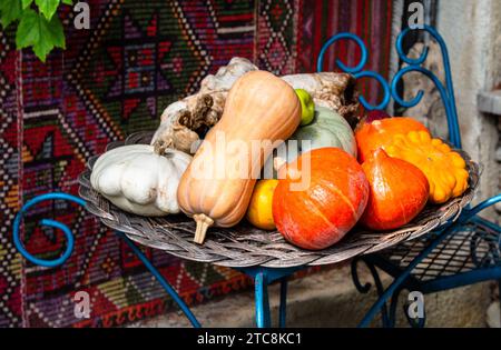 Viaggio in Georgia: Raccolta di varie zucche mature e squash sul tavolo nel cortile della casa contadina nel villaggio di Kakheti, Georgia, il giorno autunnale Foto Stock