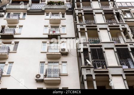 Viaggio in Georgia - facciata dell'edificio residenziale di appartamenti in P Ingorokva Street nella città di Tbilisi il giorno d'autunno Foto Stock