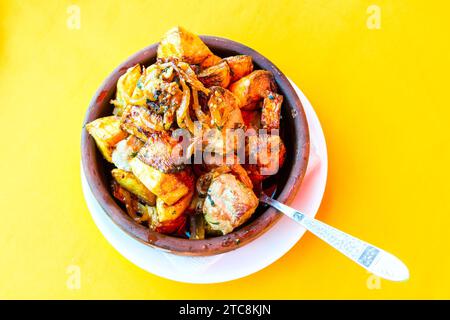 Viaggio in Georgia - porzione di Ojakhuri (piatto georgiano di carne fritta con patate) in ciotola nella caffetteria locale nella città di Signagi nella regione di Kakheti in Georg Foto Stock