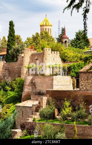 Viaggia verso la Georgia - le mura del Palazzo Darejan e la cupola della cattedrale della Santissima Trinità nel quartiere Avlabari della città di Tbilisi nel soleggiato giorno autunnale Foto Stock