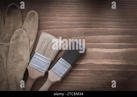 Concezione costruttiva di pennelli su guanti di sicurezza marrone in pelle Foto Stock