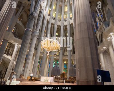 Barcellona, Spagna - 27 agosto 2023: La luce inonda attraverso le vetrate colorate dell'altare della basilica de la Sagrada Familia progettata da Ant Foto Stock