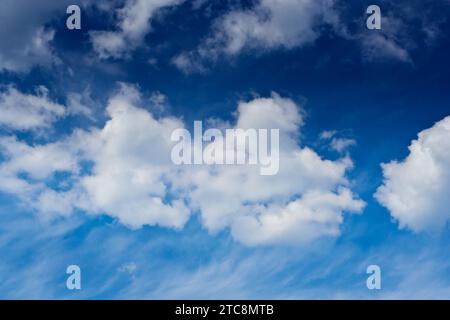 (Cumulus) e cirrus nuvole su un cielo blu Foto Stock