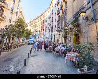 Madrid, Spagna - 28 agosto 2023: Affascinanti ristoranti e caffetterie lungo la storica Cava de San Miguel nel centro di Madrid, Spagna Foto Stock