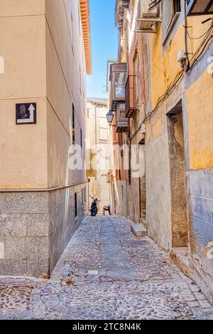 Motocicletta parcheggiata su un'antica stradina della storica Toledo, Spagna Foto Stock