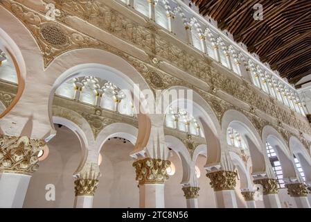 Splendidi archi moreschi o a ferro di cavallo nella sinagoga di Santa María la Blanca. Si crede che l'edificio lo sia Foto Stock