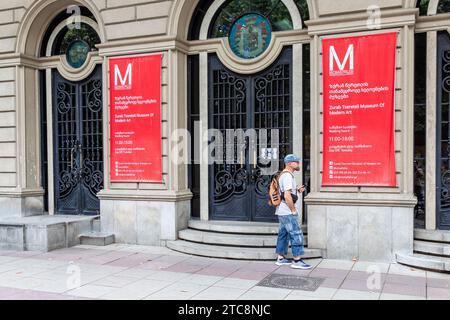 Tbilisi, Georgia - 23 settembre 2023: Le porte del Museo di Arte moderna Zurab Tsereteli in Viale Shota Rustaveli nella città di Tbilisi il giorno d'autunno Foto Stock