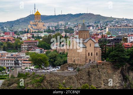 Tbilisi, Georgia - 23 settembre 2023: Vista della chiesa di Metekhi, statua del re Vakhtang Gorgasali sulla scogliera di Metekhi, cattedrale della Santissima Trinità a Tbilisi, c Foto Stock