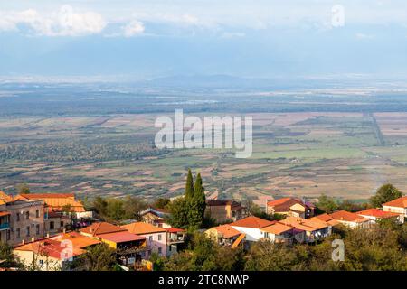 Signagi, Georgia - 24 settembre 2023: La città di Signagi ospita la valle di Alazan nella regione di Kakheti in Georgia al tramonto autunnale Foto Stock
