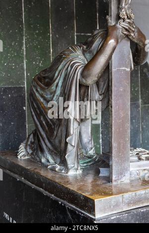 Tbilisi, Georgia - 25 settembre 2023: tombstone della tomba di Griboyedov (diplomatico russo, drammaturgo, poeta, compositore) al Pantheon Mtatsminda dello scrittore Foto Stock