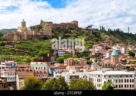 Tbilisi, Georgia - 26 settembre 2023: Vista della collina di Sololaki sulla città vecchia dal punto panoramico di Metekhi nella città di Tbilisi il giorno autunnale Foto Stock