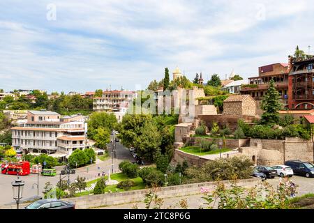 Tbilisi, Georgia - 26 settembre 2023: Le mura del Palazzo di Darejan sopra la Piazza Europa nel quartiere Avlabari della città di Tbilisi nel soleggiato giorno autunnale Foto Stock