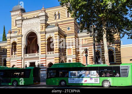 Tbilisi, Georgia - 27 settembre 2023: Fermata dell'autobus vicino all'edificio del Tbilisi State Opera and Ballet Theater, che prende il nome da Zakaria Paliashvili su Shota Rusta Foto Stock