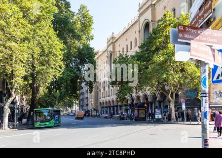 Tbilisi, Georgia - 27 settembre 2023: Veduta di Shota Rustaveli Avenue da Merab Kostava Street della città di Tbilisi nel soleggiato giorno autunnale Foto Stock