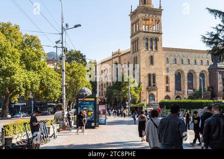 Tbilisi, Georgia - 27 settembre 2023: Veduta dell'Accademia Nazionale delle Scienze georgiana su Shota Rustaveli Avenue da via Merab Kostava di Tbilisi cit Foto Stock