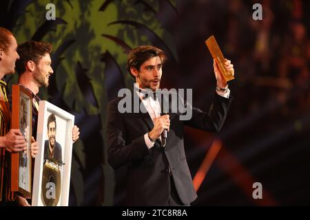 Saenger Alvaro Soler mit Preis - ARD Liveshow SchlagerChampions - Das große Fest der Besten aus dem Velodrom a Berlino - Fotografiert AM 07.01.2017 *** cantante Alvaro Soler con premio ARD Liveshow Schlagerchampions Das große Fest der Besten dal Velodrom di Berlino fotografato il 07 01 2017 Pressebuero Schroedter credito: Imago/Alamy Live News Foto Stock