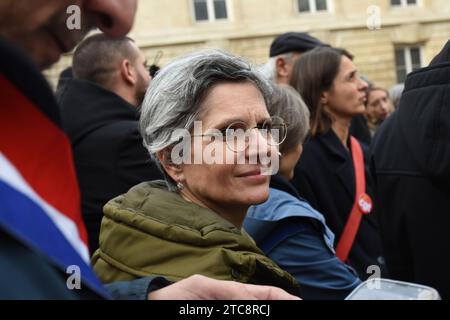 Rassemblement contre la loi Darmanin devant l'assemblée nationale ,des élus de la NUPES ainsi que des syndicalistes CGT et solidaires étaient présents Foto Stock