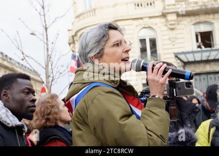 Rassemblement contre la loi Darmanin devant l'assemblée nationale ,des élus de la NUPES ainsi que des syndicalistes CGT et solidaires étaient présents Foto Stock