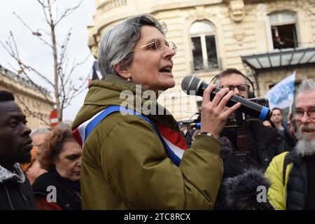 Rassemblement contre la loi Darmanin devant l'assemblée nationale ,des élus de la NUPES ainsi que des syndicalistes CGT et solidaires étaient présents Foto Stock