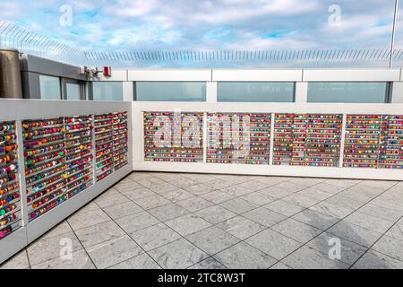 lucchetti colorati sulla terrazza dell'edificio del cielo di umeda a osaka Foto Stock