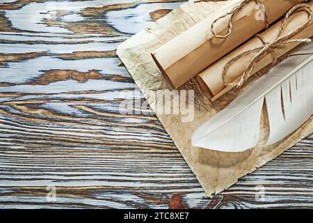 Rotoli di carta medioevali sgualciti bandiera di documenti su tavola di legno Foto Stock