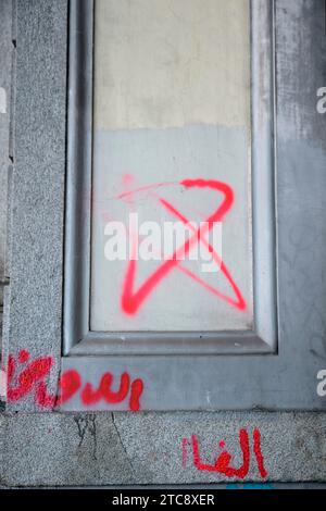 Roma, Italia. 10 dicembre 2023. Una Stella rossa di David disegnata su un muro a Roma. Dopo Parigi e Vienna, nelle ultime settimane la nuova ondata di antisemitismo ha anche allarmato l'Italia, dove sulle mura di alcuni quartieri di Roma appaiono scritti con le stelle di David. (Immagine di credito: © Marcello Valeri/ZUMA Press Wire) SOLO USO EDITORIALE! Non per USO commerciale! Foto Stock