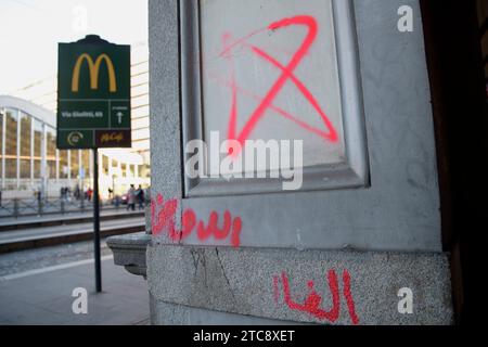 Roma, Italia. 10 dicembre 2023. Una Stella rossa di David disegnata su un muro a Roma. Dopo Parigi e Vienna, nelle ultime settimane la nuova ondata di antisemitismo ha anche allarmato l'Italia, dove sulle mura di alcuni quartieri di Roma appaiono scritti con le stelle di David. (Immagine di credito: © Marcello Valeri/ZUMA Press Wire) SOLO USO EDITORIALE! Non per USO commerciale! Foto Stock