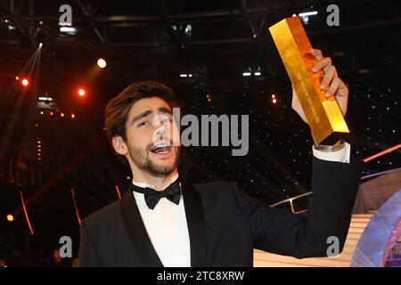 Saenger Alvaro Soler mit Preis - ARD Liveshow SchlagerChampions - Das große Fest der Besten aus dem Velodrom a Berlino - Fotografiert AM 07.01.2017 *** cantante Alvaro Soler con premio ARD Liveshow Schlagerchampions Das große Fest der Besten dal Velodrom di Berlino fotografato il 07 01 2017 Pressebuero Schroedter credito: Imago/Alamy Live News Foto Stock