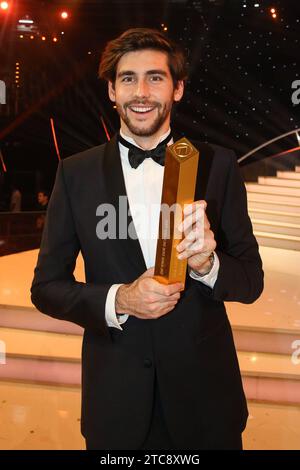 Saenger Alvaro Soler mit Preis - ARD Liveshow SchlagerChampions - Das große Fest der Besten aus dem Velodrom a Berlino - Fotografiert AM 07.01.2017 *** cantante Alvaro Soler con premio ARD Liveshow Schlagerchampions Das große Fest der Besten dal Velodrom di Berlino fotografato il 07 01 2017 Pressebuero Schroedter credito: Imago/Alamy Live News Foto Stock