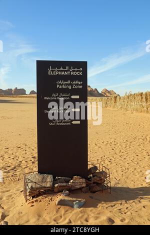 Cartello all'Elephant Rock nel deserto dell'Arabia Saudita Foto Stock