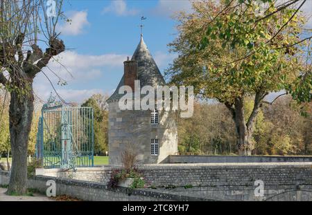 Il cancello d'ingresso al Castello della Loira è realizzato in ferro battuto e dipinto di blu Foto Stock