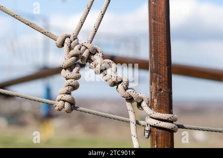 Molte corde e un grosso nodo sfondo astratto bianco e nero da vicino Foto Stock
