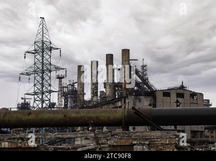 Edifici distrutti dell'officina dello stabilimento Azovstal a Mariupol guerra in Ucraina con la Russia Foto Stock