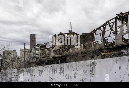 Edifici distrutti dell'officina dello stabilimento Azovstal a Mariupol guerra in Ucraina con la Russia Foto Stock