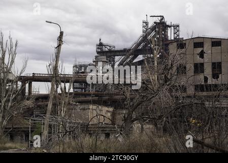 Edifici distrutti dell'officina dello stabilimento Azovstal a Mariupol guerra in Ucraina con la Russia Foto Stock