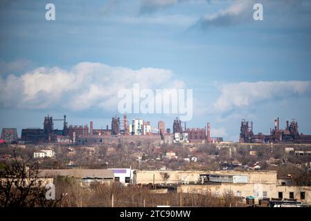 Edifici distrutti dell'officina dello stabilimento Azovstal a Mariupol guerra in Ucraina con la Russia Foto Stock