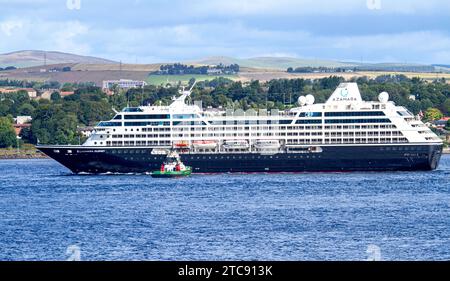 Nave da crociera di classe rinascimentale con viaggio in Azamara sloveno che arriva a Dundee, Scozia Foto Stock