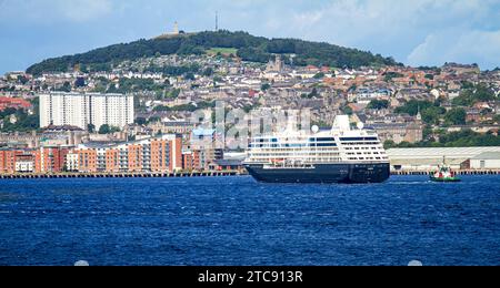 Nave da crociera di classe rinascimentale con viaggio in Azamara sloveno che arriva a Dundee, Scozia Foto Stock