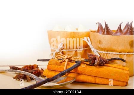 Cioccolato fresco al forno vaniglia e spezie torta di crema dessert su tavola rustica in legno Foto Stock