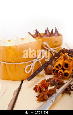 Cioccolato fresco al forno vaniglia e spezie torta di crema dessert su tavola rustica in legno Foto Stock