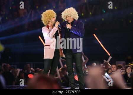 Moderatore Florian Silbereisen GER und Saenger Bernhard Brink GER mit blondr Peruecke - ARD Liveshow Schlagerchampions - Das große Fest der Besten aus dem Velodrom a Berlino - Fotografiert AM 07.01.2017 *** il presentatore Florian Silbereisen GER e il cantante Bernhard Brink GER con la parrucca bionda ARD Liveshow Schlagerchampions Das große Fest der Besten dal Velodrom di Berlino fotografato il 07 01 2017 Pressebuero Schroedter Credit: Imago/Alamy Live News Foto Stock