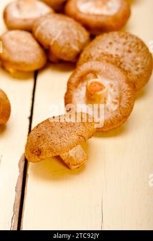 Funghi shiitake freschi su un tavolo in legno rustico Foto Stock