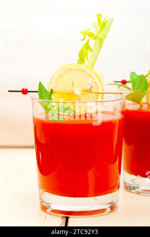 Zuppa di gazpacho di succo di pomodoro fresco su un tavolo di vetro di legno bianco Foto Stock